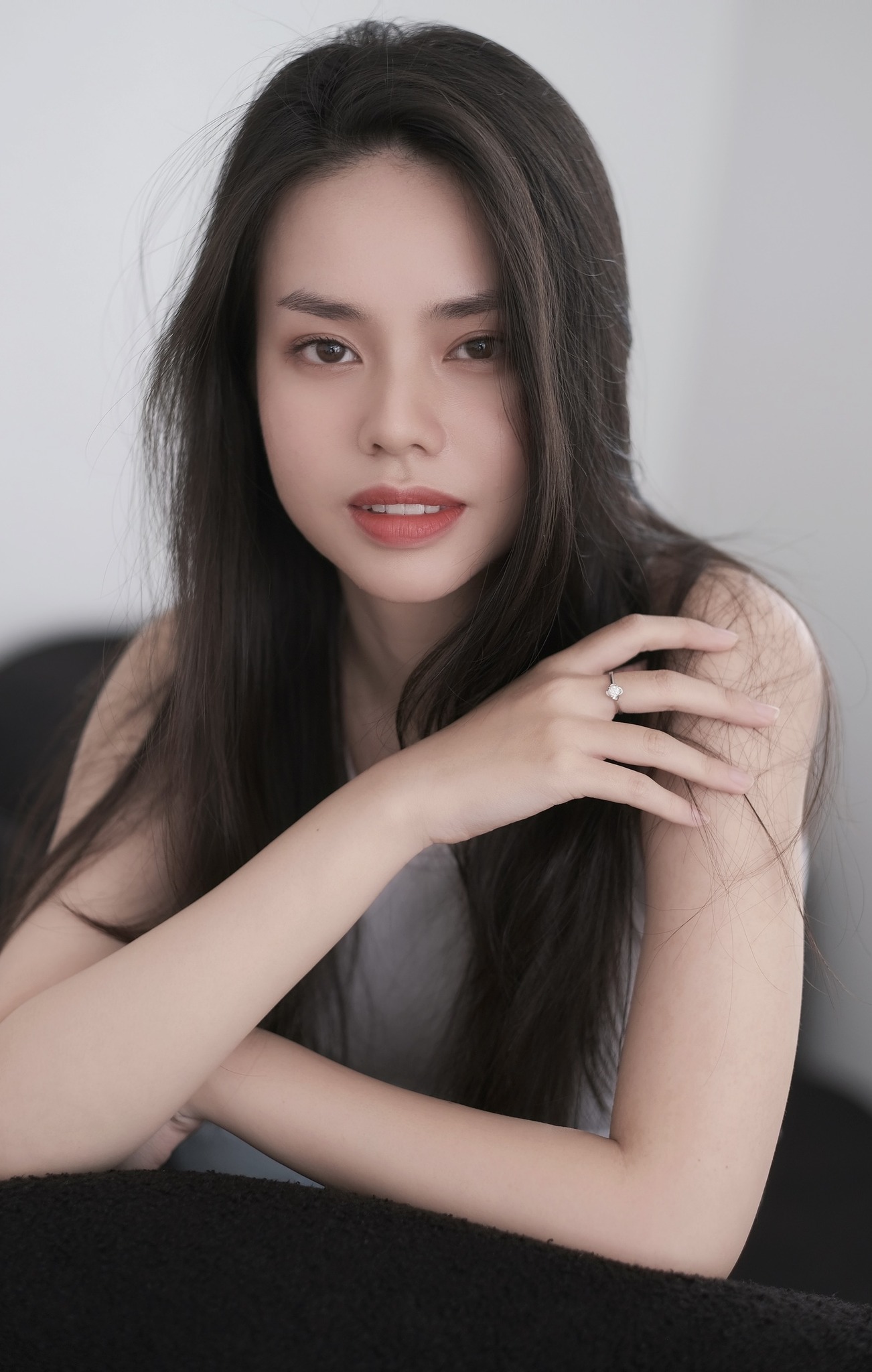 Trà My khoe nhan sắc chín mùi ở tuổi 18. Cô nàng sở hữu vẻ đẹp đậm chất điện ảnh với những đường nét sắc sảo. 