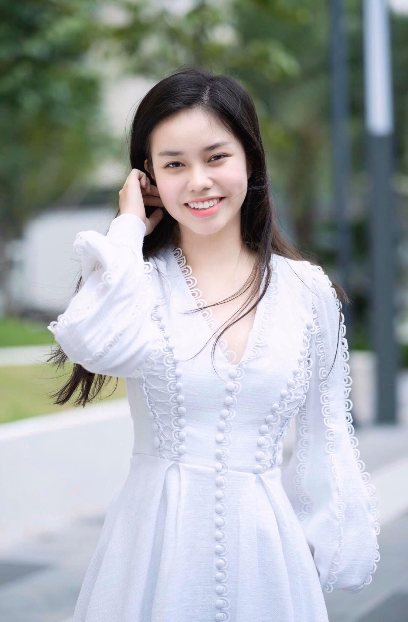 Biết đâu, cô nàng sẽ nối gót vị tiền bối của mình, đăng quang trong những đấu trường sắc đẹp của mình. 
