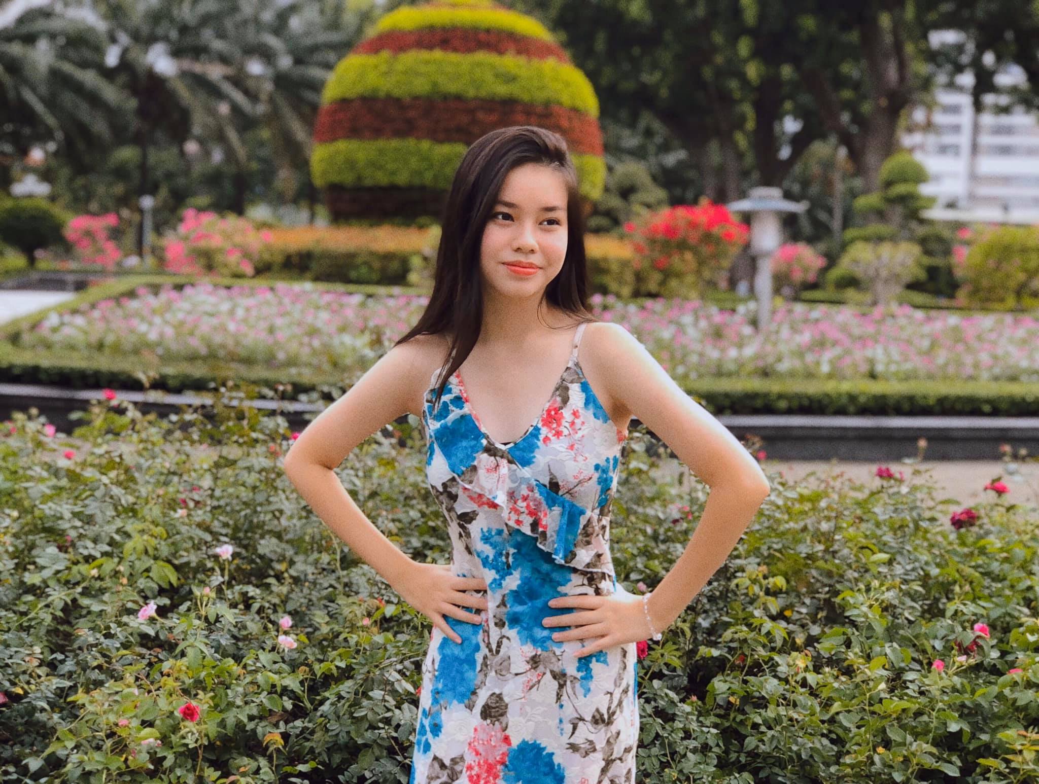 Cô nàng cũng có vóc dáng thon gọn, mái tóc đen dài theo kiểu truyền thống hệt Phạm Hương.