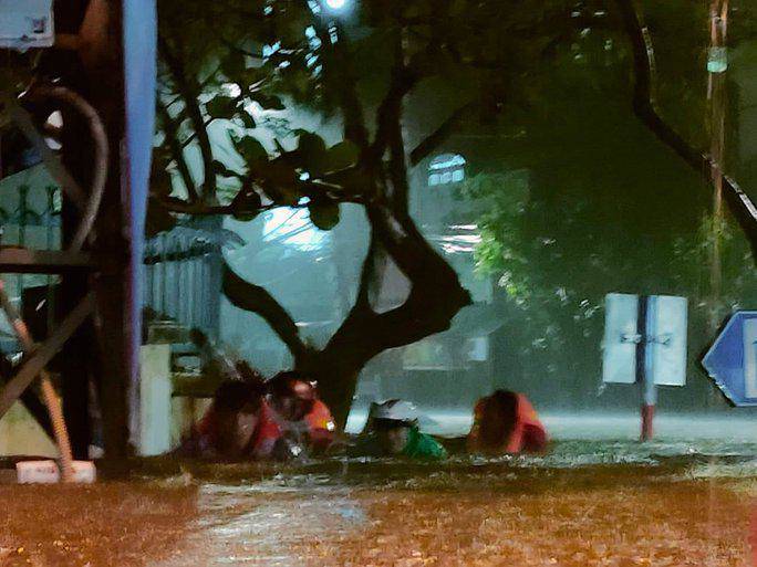 Nước ngập chảy xiết như lũ cuốn tại đường Âu Cơ, quận Liên Chiểu