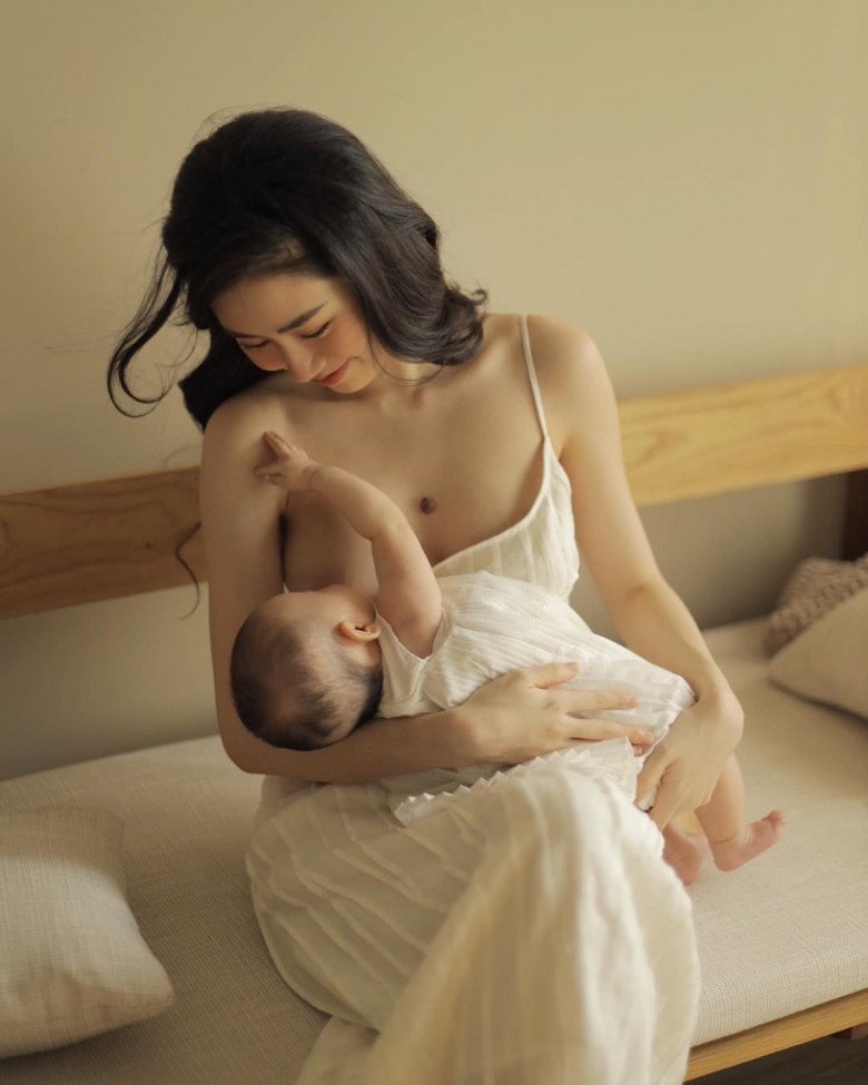 Bức ảnh Mai Vân Trang cho con bú đẹp như tranh. 