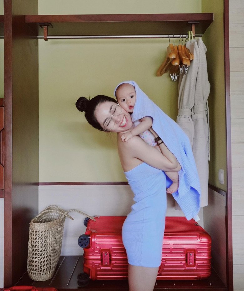 Đường cong nóng bỏng của bà mẹ một con.