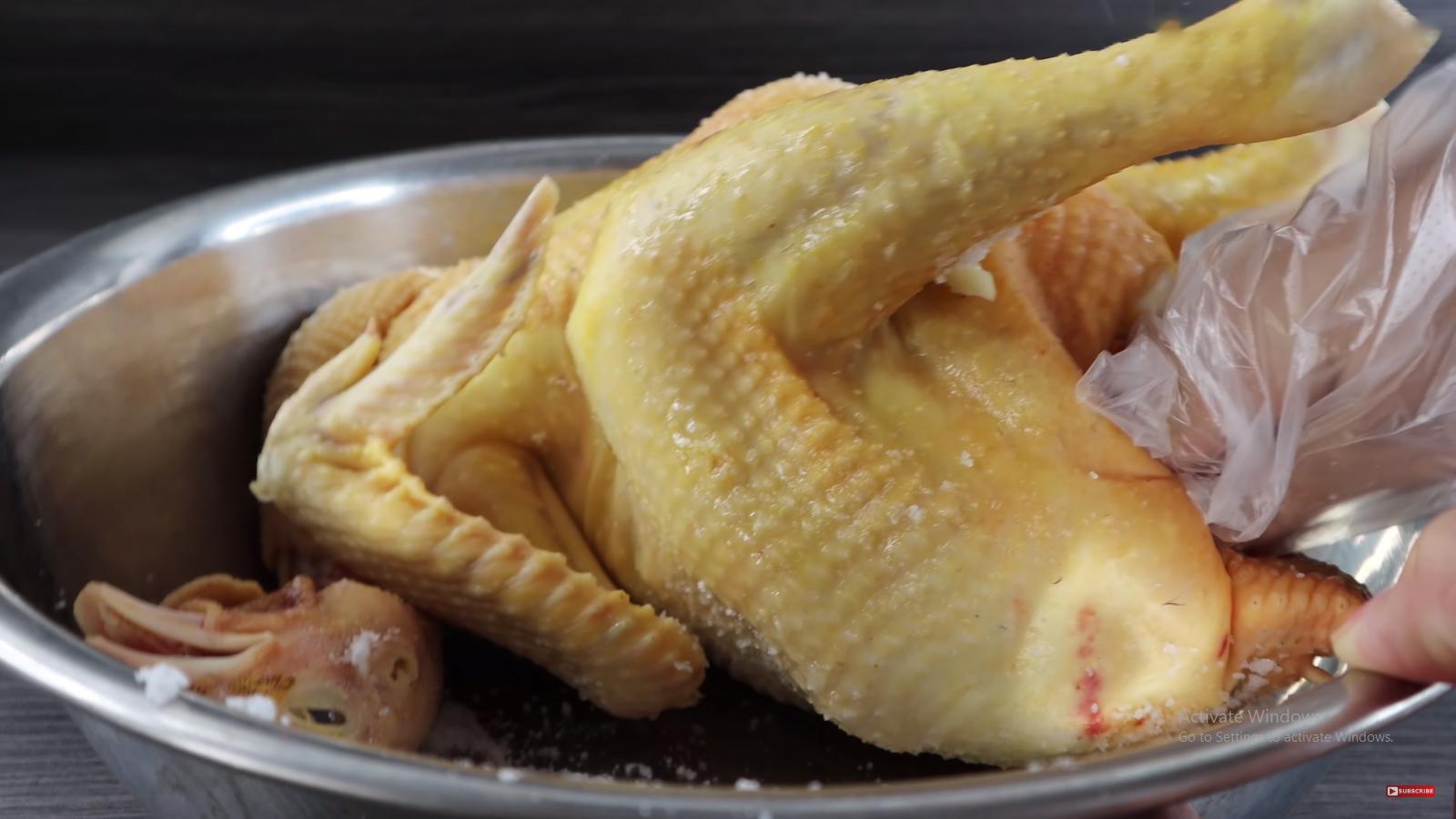 Khi luộc gà chỉ cần thêm 1 thứ này thịt gà thơm, da vàng giòn, đậm vị hơn rất nhiều - 3