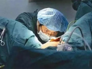 Bà bầu - Sắp khâu tầng sinh môn, bác sĩ hoảng hốt phát hiện vẫn còn 1 em bé "mắc kẹt" trong bụng sản phụ