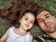 Làm mẹ - Bé gái quá đẹp khiến bố phải nghỉ việc làm vệ sĩ: Diện mạo gương mặt khác lạ sau 4 năm