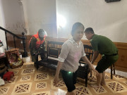 Tin tức - Thừa Thiên Huế: Công an dầm mưa điều tiết giao thông, giúp dân chuyển đồ chạy lũ