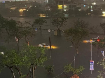 Đường phố thành sông, nước tràn vào nhà, bệnh viện ở Đà Nẵng
