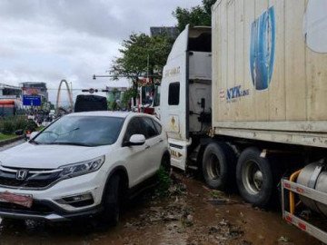 CLIP: Đà Nẵng sau trận mưa ngập lịch sử: Đường phố xơ xác, xe chết máy nằm la liệt...