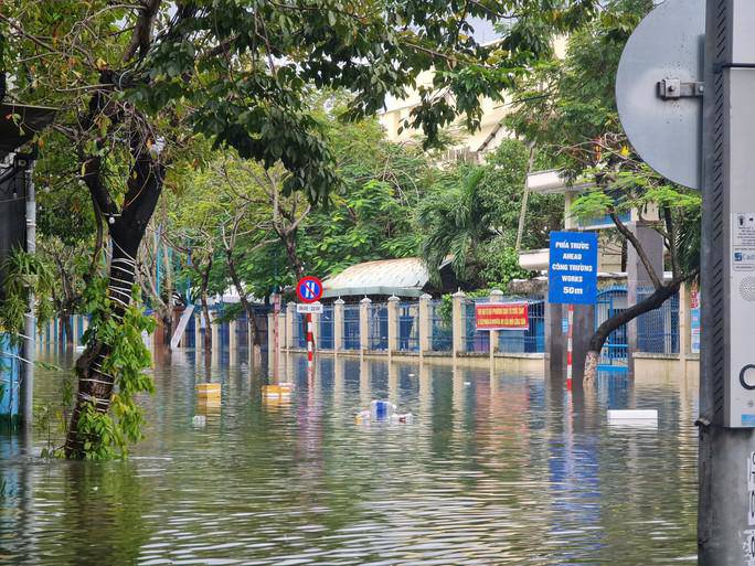 Đường Hà Huy Tập vẫn còn ngập nặng, giao thông tê liệt