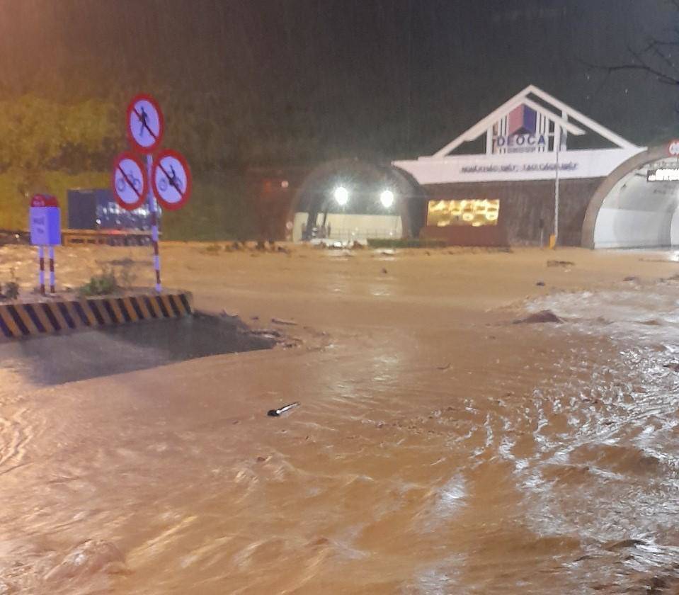 CLIP: Đà Nẵng sau trận mưa ngập lịch sử: Đường phố xơ xác, xe chết máy nằm la liệt... - 17