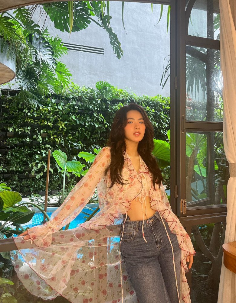 Phong cách nửa kín đáo nhưng nửa hờ hững luôn là lựa chọn giúp cô trở nên nổi bật hơn, chiếc áo khoét eo nhún bèo đẹp mắt và mong manh được cô cân bằng với một chiếc quần jeans năng động và đầy khoẻ khoắn khi đi chơi. 