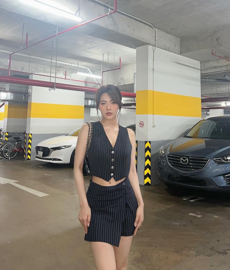 Minh Trang thay đổi phong cách liên tục và linh hoạt để có thể cập nhật nhiều xu hướng mới và làm mới hình ảnh của cô hơn mỗi khi xuất hiện dù chỉ là post ảnh trên mạng xã hội. 