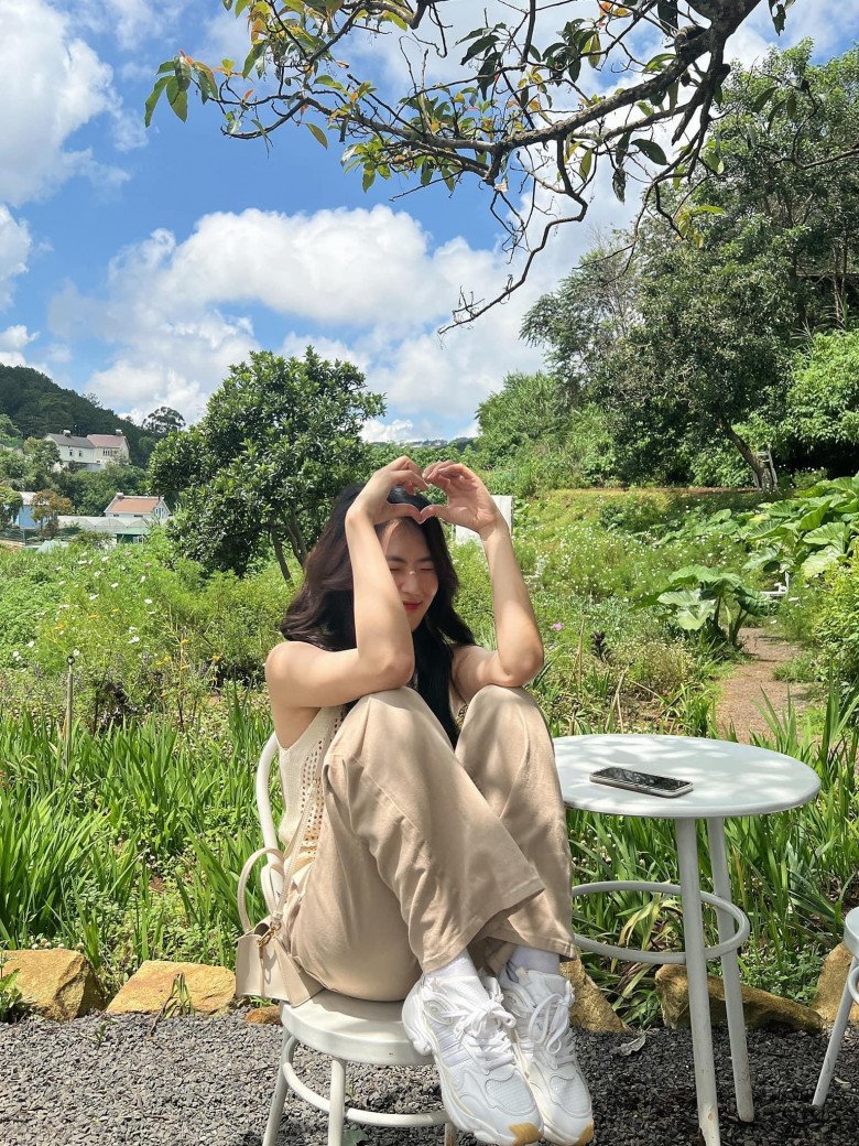 Thỉnh thoảng lại tươi trẻ và năng động như một nữ sinh cấp ba với những bộ cánh khoẻ khoắn mang đậm phong cách thể thao được nhiều ngôi sao quốc tế ưa chuộng. 