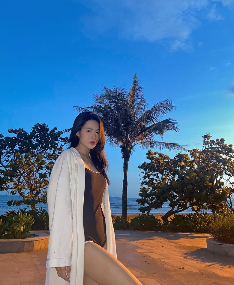 Diện đồ tắm cũng kín đáo và ý nhị hơn người. 