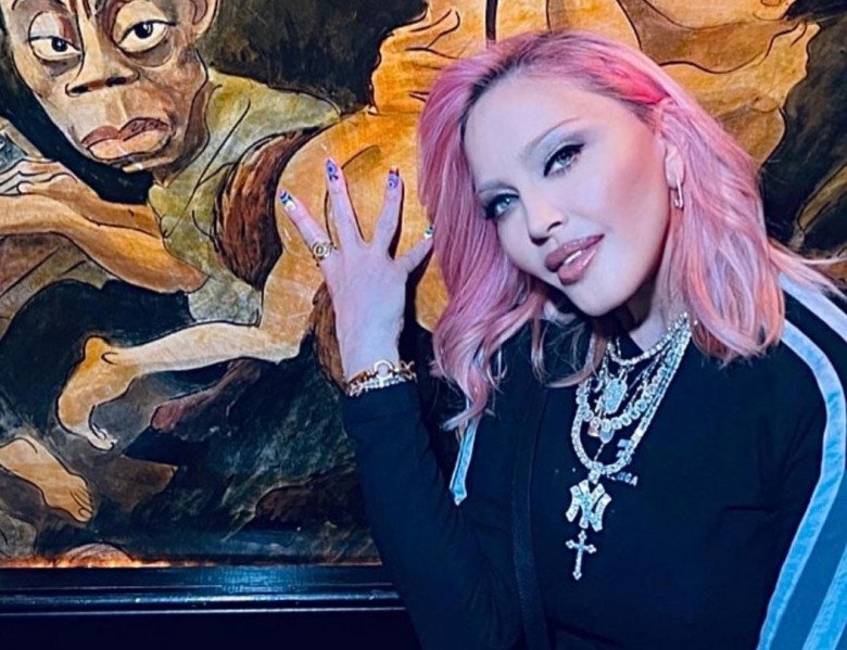 Gương mặt có nhiều thay đổi làm cho khán giả hoài nghi về vẻ đẹp vốn có của cô. 