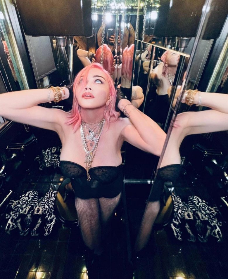 Vẻ đẹp tươi trẻ ở tuổi U70 nhưng lại có nhiều khác biệt so với trước đây. 