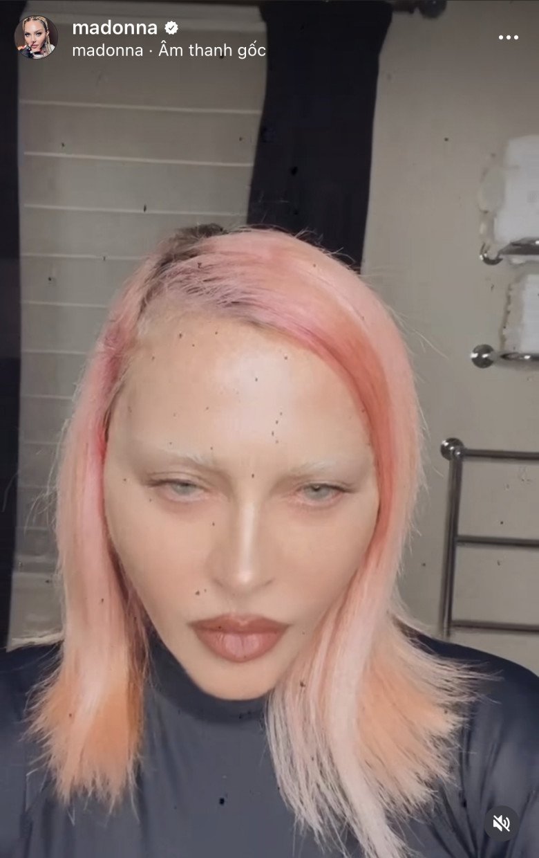 Thế nhưng cũng có những khoảnh khắc nếu nhìn không kỹ khó nhận ra đây là Madonna. 