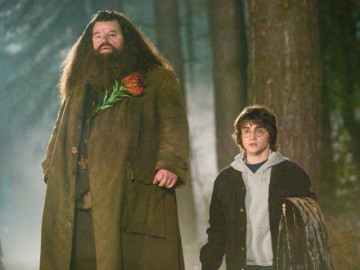 "Bác Hagrid" qua đời, cả showbiz và dàn sao Harry Potter khóc thương