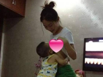 Cảnh mẹ trẻ vén áo cho con bú không kịp ngồi khiến chị em bỉm sữa thấy thương
