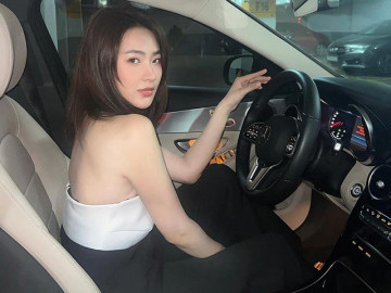 Xuất hiện mỹ nhân ăn mặc quyến rũ ngồi xế hộp tiền tỷ, hoá ra là nàng tiểu thư "Cây Táo Nở hoa"