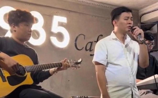 Một số hình ảnh trước đó của Hoài Lâm cũng khiến khán giả phải lắc đầu vì bụng bia. Dù vậy, anh vẫn giữ được giọng hát cảm xúc, ngọt ngào.