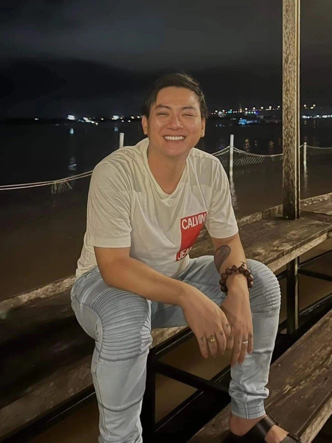 Sau khi ly hôn năm 2020, Hoài Lâm về quê Vĩnh Long ở ẩn. Từ đó, ca sĩ tiếp tục giữ kín đời tư, hạn chế tham gia showbiz và từ chối nhiều lời mời biểu diễn cũng như phỏng vấn. Đến nay, ca sĩ nổi tiếng một thời đã có gần 4 năm không xuất hiện trực tiếp ở các sân khấu âm nhạc.