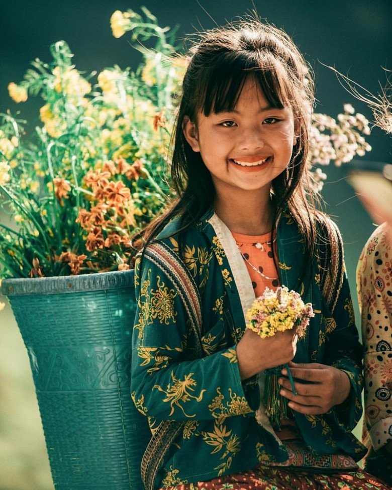 Bé gái dân tộc Hà Giang lấm lem xưa giờ đổi đời, dùng mỹ phẩm xịn, ăn mặc như tiểu thư - 1