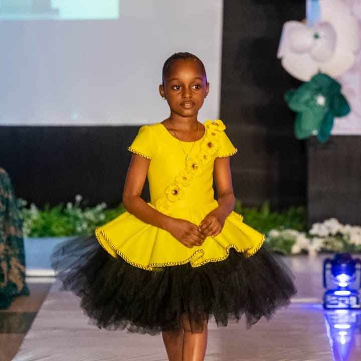 Cô bé Châu Phi phá vỡ mọi chuẩn đẹp thế giới gây tiếc nuối với hình ảnh khi lớn - 7