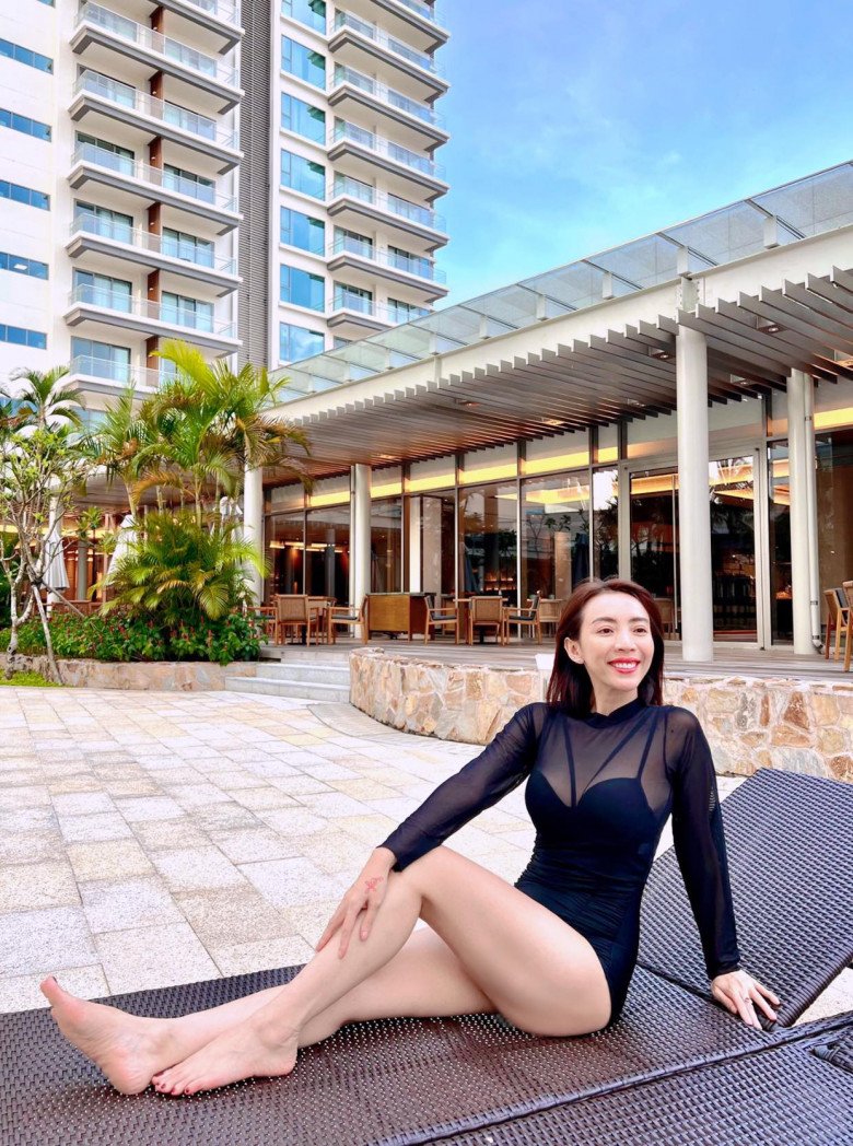 Dù không sở hữu cặp kiếm Nhật nhưng có thể thấy Thu Trang sở hữu đôi chân thon và trắng mịn.