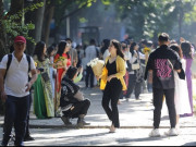 Lifestyle - Mùa thu nắng vàng đẹp nao lòng, giới trẻ rộn ràng chụp ảnh trên con đường Hà Nội lãng mạn