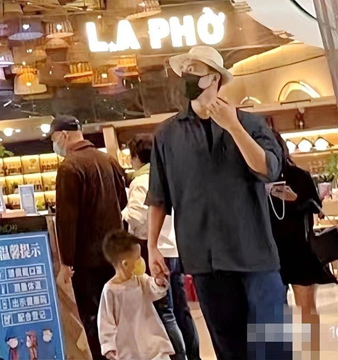 Minh Đạo đi siêu thị cùng vợ con chẳng ai nhận ra.