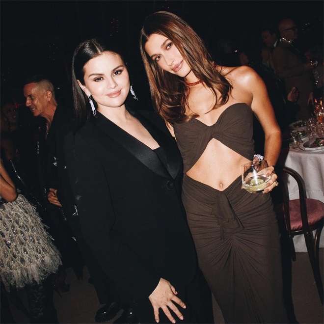 Selena thân thiết bên vợ của tình cũ.