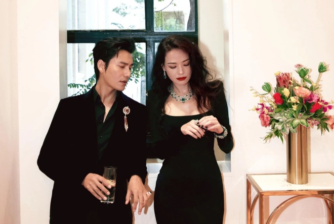 Báo chí dành nhiều lời khen ngợi cho nhan sắc và thần thái của cô.