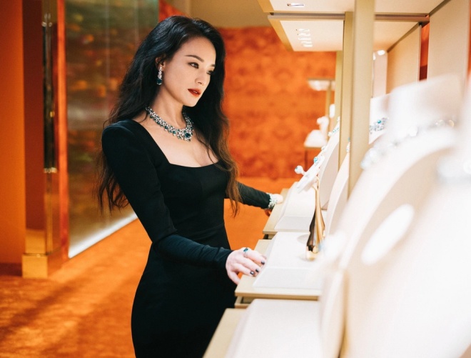 Không thể phủ nhận Thư Kỳ dù đã U50 nhưng vẫn trẻ đẹp bất chấp.