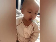 Clip Eva - Video: Đáng yêu hình ảnh em bé đang ăn bỗng lăn ra ngủ say