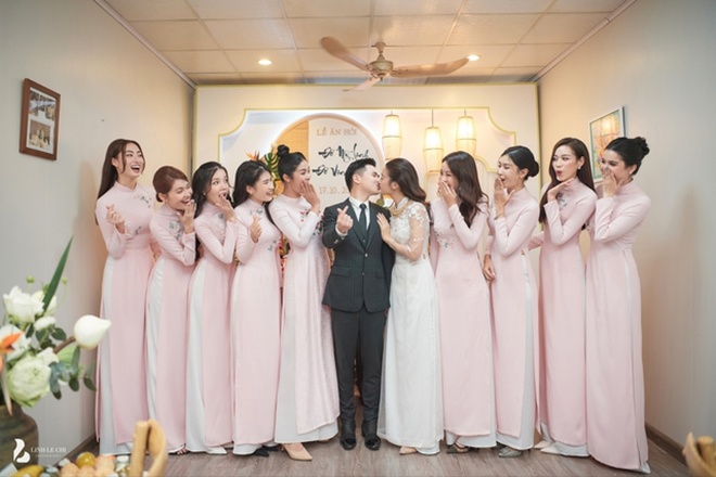 Cặp đôi trao nhau nụ hôn ngọt ngào trước sự chứng kiến của dàn phù dâu đình đám.