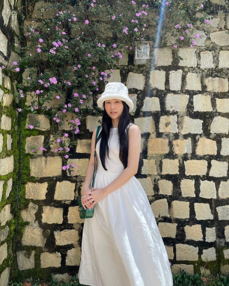 Mỹ nhân 9X đã bắt chia sẻ hình ảnh trên trang cá nhân thường xuyên hơn. Nữ diễn viên Mắt Biếc giờ đã xinh xắn như xưa, tiếp tục ghi điểm với nhan sắc trong trẻo làm say mê lòng người.