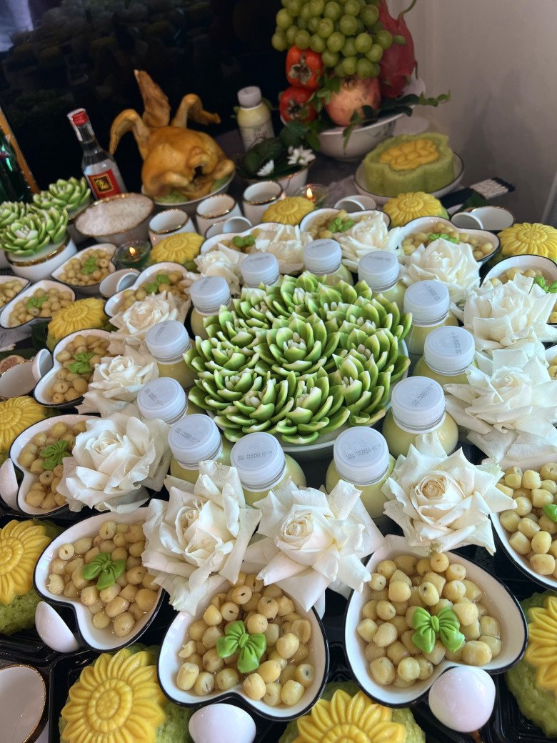 Cận cảnh mâm cúng đầy tháng bắt mắt, hoành tráng, đủ đầy mà vợ chồng trung vệ Thành Chung chuẩn bị cho quý tử.