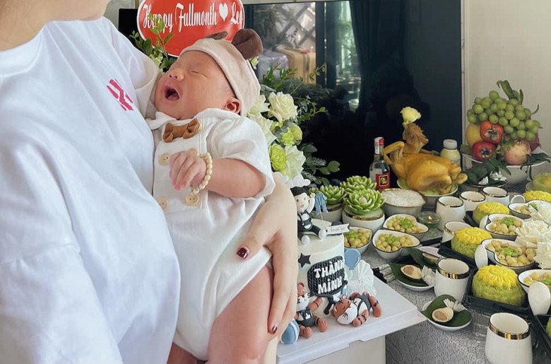 Học trò cưng HLV Park Hang Seo vừa lên chức bố đã hội quân, vợ hotgirl ở nhà làm đầy tháng con hoành tráng - 5