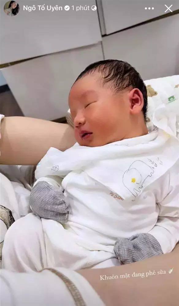 Sau 2 ngày sinh con, bà xã Nguyễn Thành Chung phải xa chồng vì nam trung vệ hội quân cho đội tuyển