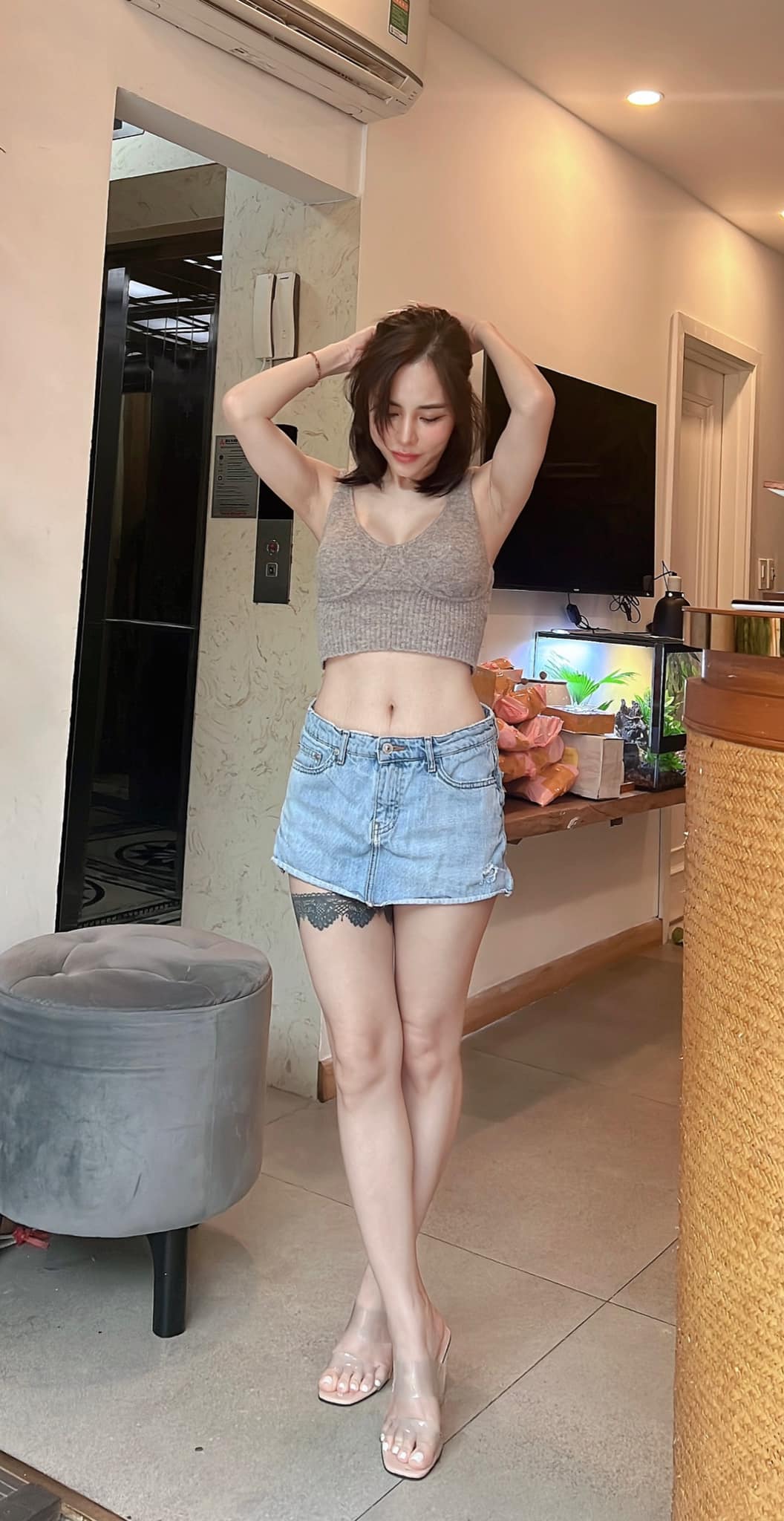 Dù đã xấp xỉ U35 và làm mẹ 1 con, nữ MC đẹp nhất nhì VTV vẫn sở hữu vóc dáng thon gọn, nóng bỏng. 