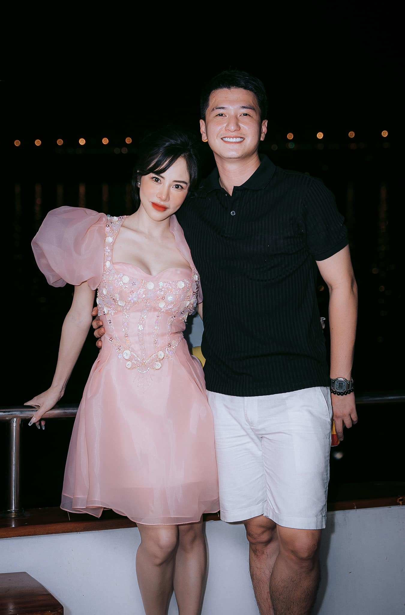 Các fan hâm mộ khen ngợi Bạch Lan Phương ngày càng trẻ đẹp và rất xứng đôi vừa lứa với tình trẻ.