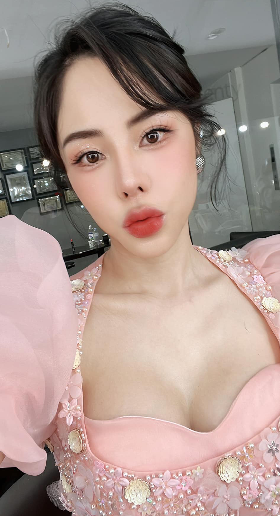 Theo đó, Bạch Lan Phương cho rằng chiếc mũi làm lần 1 của mình bị quá cao so với tổng thể gương mặt nên “phá nét”, trông bị cứng đơ. Cô cho rằng chính chiếc mũi là điều gây nên nhiều tai tiếng về phẫu thuật thẩm mỹ cho mình. Cựu MC VTV còn đưa ra thêm lý do về phong thuỷ. Vì chiếc mũi quá cao nên trông bị hếch, theo quan niệm phong thuỷ thì mũi càng kín mới càng giữ được tiền.