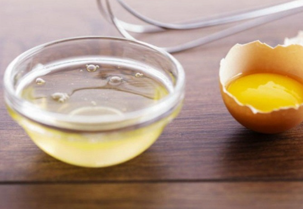 Lòng trắng trứng gà cung cấp protein và vitamin B giúp làm sáng da, làm mờ vết thâm, giảm tình trạng rạn da, làm vùng da bị rạn cân bằng màu sắc.