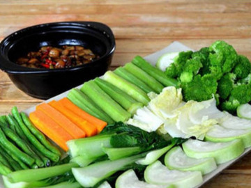 Kiểu ăn “con nhà nghèo” của bác sĩ chuyên ung thư tiêu hóa: Món ngon không ăn trước, món ruột là ngô khoai