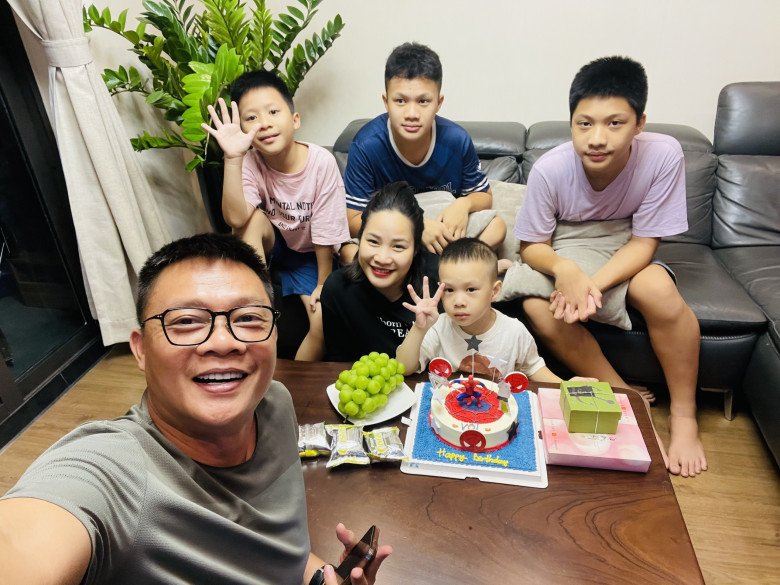 Cô vợ có làn da trắng ngần của BTV Quang Minh kể chuyện nuôi 4 cậu con trai: Các con rất ngưỡng mộ bố - 6
