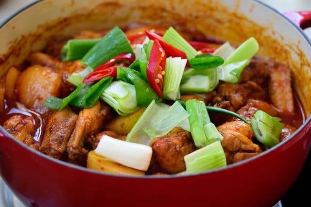 Trời đổ lạnh, nấu ngay gà hầm kiểu này thơm nức, cơm nấu nhiều bao nhiêu cũng hết - 4