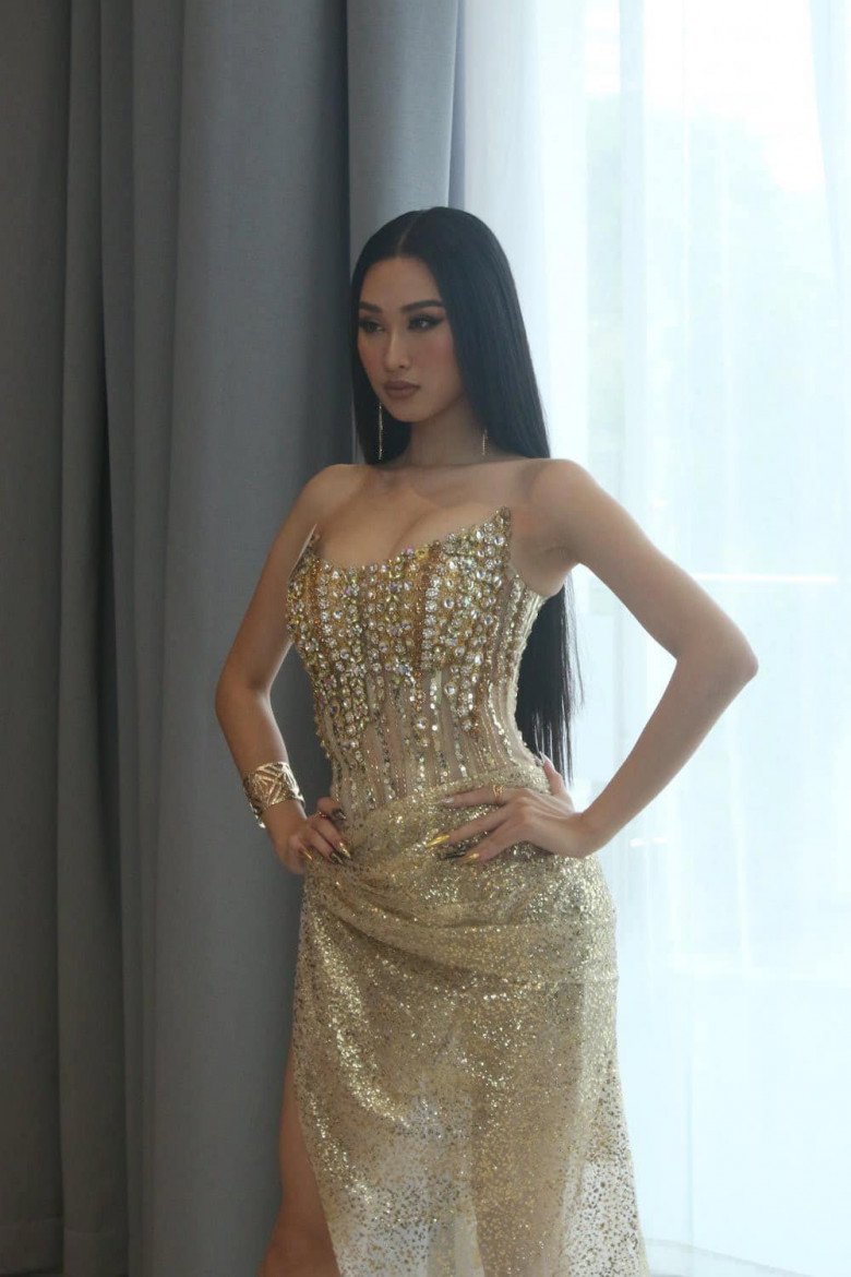 Hoa hậu siêu quốc gia 2013 mặc váy 20kg của NTK Vân Anh Scarlet, catwalk  giữa rừng thông