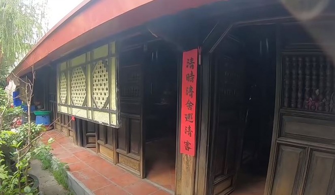 Ngôi nhà nằm khuất sau những gian hàng trong chợ, phải lách qua con hẻm nhỏ mới vào được.