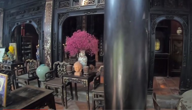 Hiện tại chủ nhân ngôi nhà vẫn giữ nguyên cách bài trí từ thời cha ông.